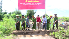 Đại diện Phòng An ninh kinh tế công an tỉnh Bạc Liêu và đại diện TNG Holdings Vietnam thực hiện nghi thức khởi công cầu dân sinh Kênh 1.