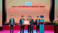 Thừa ủy quyền của Chủ tịch nước, Thủ tướng Chính phủ, Chủ tịch UBND thành phố Hà Nội Trần Sỹ Thanh trao tặng Huân chương Lao động hạng Ba cho Công ty Cổ phần Đầu tư Văn Phú - Invest.