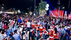 Hàng ngàn người háo hức đón Giáng sinh diệu kỳ trên Đại lộ phố 3/2.