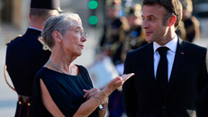 Ông Macron tiến hành cải tổ chính phủ Pháp