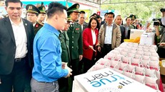 Chủ tịch nước Võ Văn Thưởng đi thăm các gian hàng và tham gia các hoạt động văn hóa, văn nghệ tại phiên chợ Tết Nhân ái 2024 tại huyện miền núi Thanh Thủy, Thanh Chương, Nghệ An ngày 17/1/2024. Ảnh: Thái Sơn 