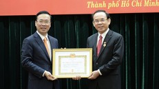 Chủ tịch nước trao Huy hiệu 45 năm tuổi Đảng cho Bí thư Thành ủy Thành phố Hồ Chí Minh