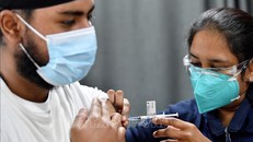 Australia khuyến khích người dân tiêm vaccine ngừa COVID-19 liều tăng cường