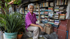 Cụ ông Philippines biến nhà thành thư viện công cộng