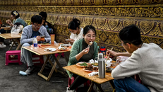 Gen Z Trung Quốc ăn tiết kiệm, sống cho bản thân