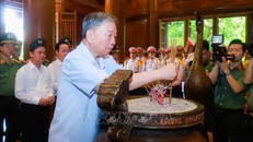 Bộ trưởng Tô Lâm dâng hương tưởng niệm Chủ tịch Hồ Chí Minh