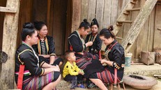 Giữ gìn trang phục truyền thống phụ nữ dân tộc Cống