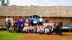 Đại diện OPES tham gia trao tặng cây sinh kế cho người dân tại xã Lộc Tân, huyện Bảo Lâm, tỉnh Lâm Đồng