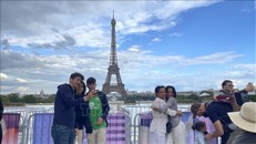 Nước Pháp đón Quốc khánh trong bộn bề lo toan