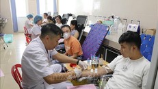 Hàng trăm cán bộ, nhân viên ngành y hiến máu cứu người