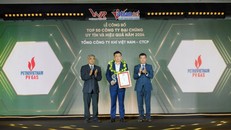 Lãnh đạo PV GAS nhận chứng nhận Công ty Đại chúng uy tín và hiệu quả năm 2024