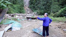 Người dân mòn mỏi chờ được di dời ra khỏi khu vực sạt lở