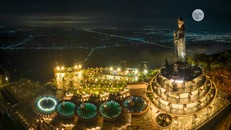 Đỉnh núi Bà Đen trong đêm trung thu. Ảnh: Nguyễn Minh Tú 