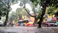 Mưa lớn đầu giờ sáng, nhiều tuyến đường tại Hà Nội ngập úng, ùn tắc cục bộ ​