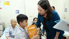 Phó Chủ tịch nước Võ Thị Ánh Xuân thăm, tặng quà bệnh nhi ung thư