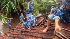 Cảnh sát biển giúp đỡ nhân dân khắc phục hậu quả sau cơn bão số 3