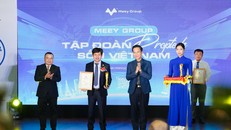 Ông Hoàng Mai Chung - Chủ tịch HĐQT Meey Group nhận giải thưởng tại Top Công nghiệp 4.0 Việt Nam.