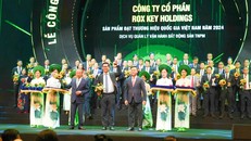 Đại diện ROX Key nhận chứng nhận sản phẩm đạt Thương hiệu Quốc gia 2024.