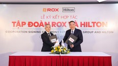 Ông Nguyễn Bá Luân, Tổng Giám đốc SOJO by ROX và ông Clarence Tan, Phó Chủ tịch Cấp cao, Phát triển, Châu Á Thái Bình Dương tại Hilton thực hiện nghi thức ký kết hợp tác chiến lược. 