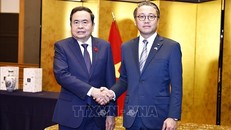 Chủ tịch Quốc hội Trần Thanh Mẫn và Thống đốc và Thị trưởng tỉnh Nagasaki. Ảnh: Doãn Tấn/TTXVN