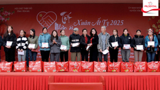 Prudential phối hợp với Hội Chữ thập đỏ Trung Ương và Hội Chữ thập đỏ tỉnh Yên Bái trao phần quà Tết cho các hộ gia đình có hoàn cảnh khó khăn