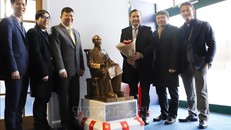 Tôn tạo khu vực trưng bày tượng Bác Hồ tại Bảo tàng Newhaven