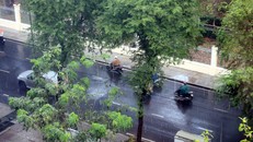 Thành phố Hồ Chí Minh xuất hiện mưa trái mùa do ảnh hưởng áp thấp