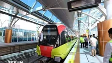 Tàu vào ga S8 (Cầu Giấy). Ảnh: Huy Hùng/TTXVN.