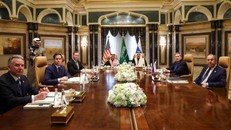 Ngoại trưởng Liên bang Nga Sergey Lavrov (phải) và Ngoại trưởng Mỹ Marco Rubio (thứ 2, trái) tại cuộc đàm phán ở Riyadh, Saudi Arabia, ngày 18/2/2025.