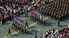 Khối Sĩ quan đại diện 5 cánh quân qua các cung đường TP Hồ Chí Minh tại Lễ diễu binh, diễu hành kỷ niệm 50 năm Ngày Giải phóng miền Nam, thống nhất đất nước. Ảnh: TTXVN