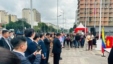 Thứ trưởng Bộ Văn hóa Venezuela Alí Alejandro Primera hát về Việt Nam tại Tượng đài Chủ tịch Hồ Chí Minh tại thủ đô Caracas, Venezuela, tháng 5/2024. Ảnh: ĐSQ cung cấp