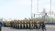 Các lực lượng vũ trang Kazakhstan duyệt binh tại buổi lễ. Ảnh: TTXVN.