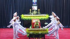 Nghi thức rước ảnh nguyên Chủ tịch nước Trần Đức Lương, bắt đầu lễ di quan. Ảnh: TTXVN