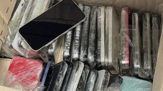 Liên tiếp phát hiện vận chuyển lậu điện thoại thông minh qua đường hàng không