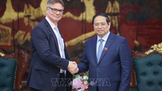 Thủ tướng Phạm Minh Chính tiếp ông Antoine Colin, Phó Chủ tịch cấp cao, phụ trách toàn cầu về chuyển đổi số và chuỗi cung ứng của Tập đoàn HP (Hoa Kỳ). Ảnh: Dương Giang/TTXVN.