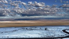 Tuyết phủ trên sa mạc khô cằn nhất thế giới Atacama ở phía bắc Chile. Ảnh: AFP.