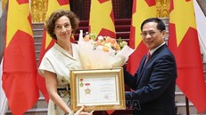 Phó Thủ tướng, Bộ trưởng Ngoại giao Bùi Thanh Sơn tặng Tổng Giám đốc UNESCO Audrey Azoulay kỷ niệm chương "Vì sự nghiệp Ngoại giao Việt Nam". Ảnh: TTXVN.