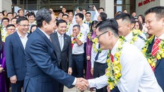 Chủ tịch quốc hội Trần Thanh Mẫn bắt tay, động viên các Kỹ sư Dầu khí trong đó có Nguyễn Thanh Ngoãn (NCSP) 