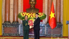 Chủ tịch nước Lương Cường trao quyết định thăng quân hàm, cấp bậc hàm cho sĩ quan cao cấp Quân đội và Công an
