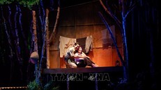 Một cảnh trong vở diễn Người con của rừng tràm của Đoàn Cải lương Long An.