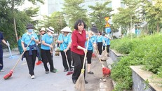 Bí thư Thành ủy Hà Nội Bùi Thị Minh Hoài tham gia cùng nhân dân phường Xuân Đỉnh dọn vệ sinh môi trường