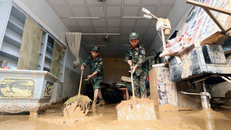 Lực lượng quân đội hỗ trợ người dân tổ 4, xã Sông Mã, Sơn La, thu gom bùn đất, cành cây, rác bị tràn về trong đợt lũ vừa qua.