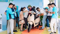 Mẫu Evo Grand nhận được sự quan tâm lớn tại sự kiện “Ngày hội xanh – Thu xe xăng, Lên đời xe xanh”.