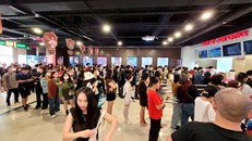 Khán giả xếp hàng dài tại Trung tâm Chiếu phim Quốc gia ngày 22/2 để săn vé "Đào, Phở và Piano"