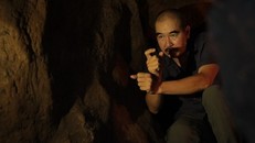 Đạo diễn Bùi Thạc Chuyên trên bối cảnh phim "Địa đạo" 