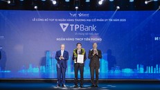 Phó Tổng Giám đốc Khúc Văn Họa nhận giải thưởng từ VNR500