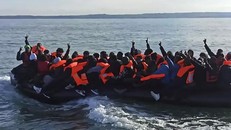 Chính phủ Anh đối mặt áp lực lớn từ dòng người vượt eo biển Manche