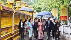 Phu nhân Chủ tịch nước và Hoàng hậu Bhutan thăm chùa Trấn Quốc