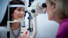 Đột phá kỹ thuật chỉnh thị lực bằng điện, không cần phẫu thuật