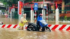 Mưa lớn gây ngập lụt, Công an Hà Nội túc trực tại các "điểm nóng" hỗ trợ người dân